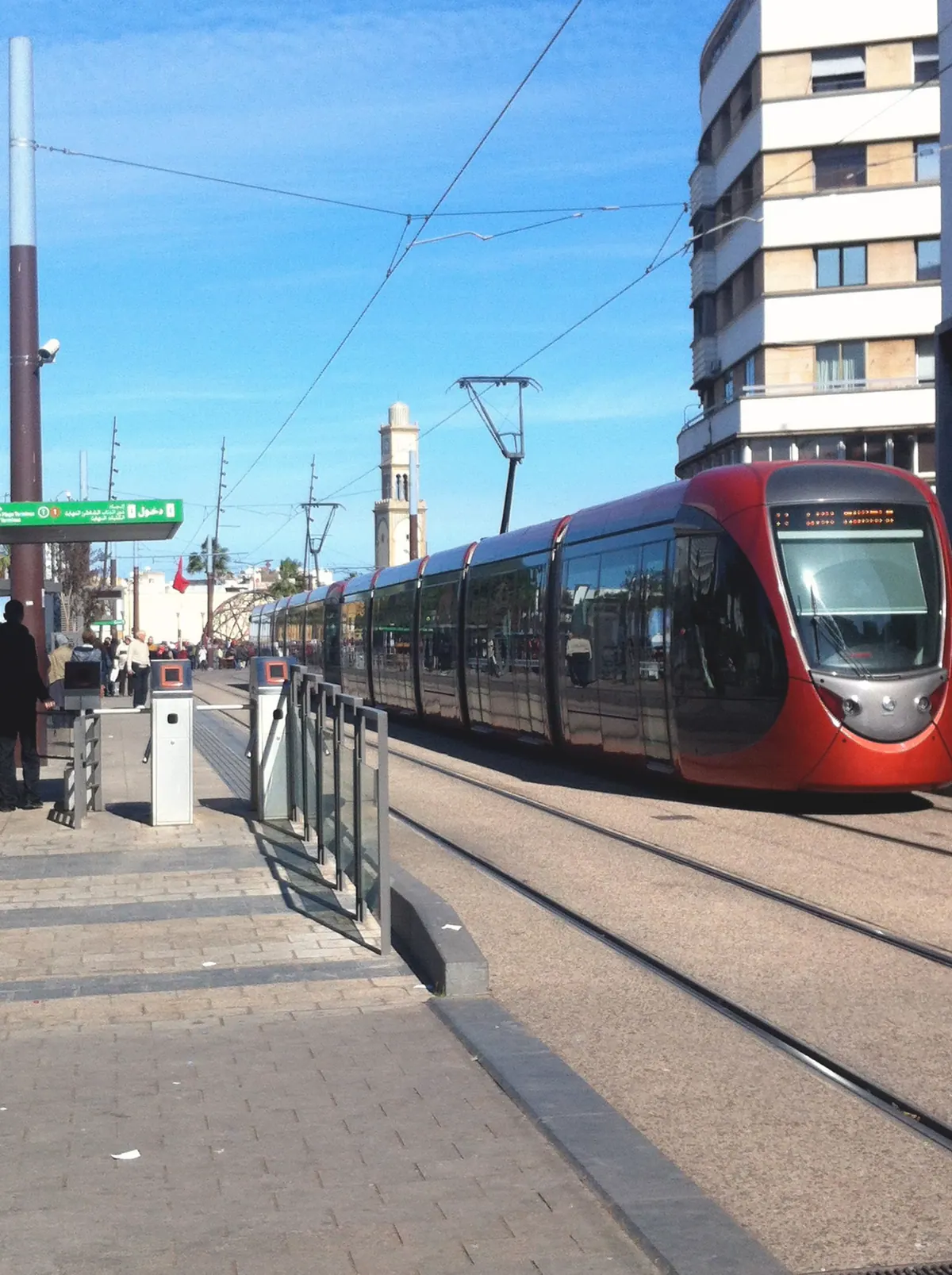 Le tram, place des Nations Unies, à deux pas de l’agence