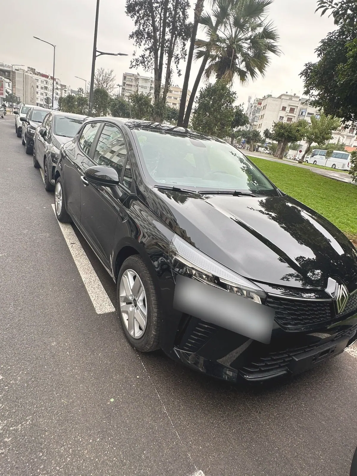 La Renault Clio 5 noire de l’agence sur un boulevard de Casablanca