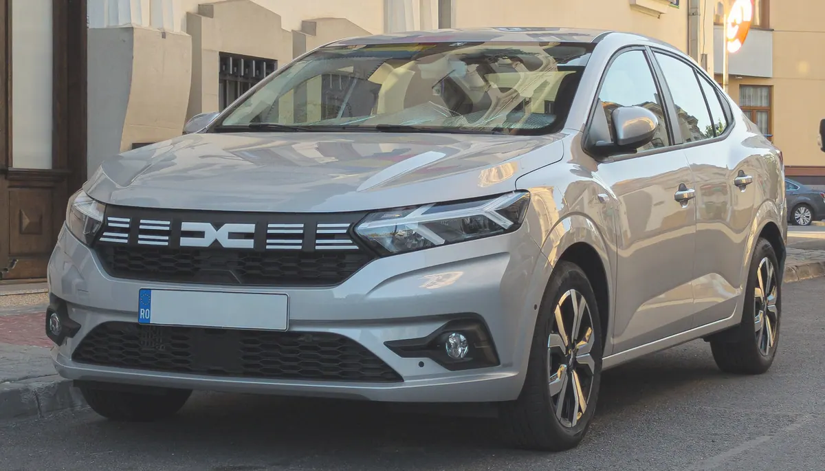 Dacia Logan grise, vue avant (photo d’illustration)