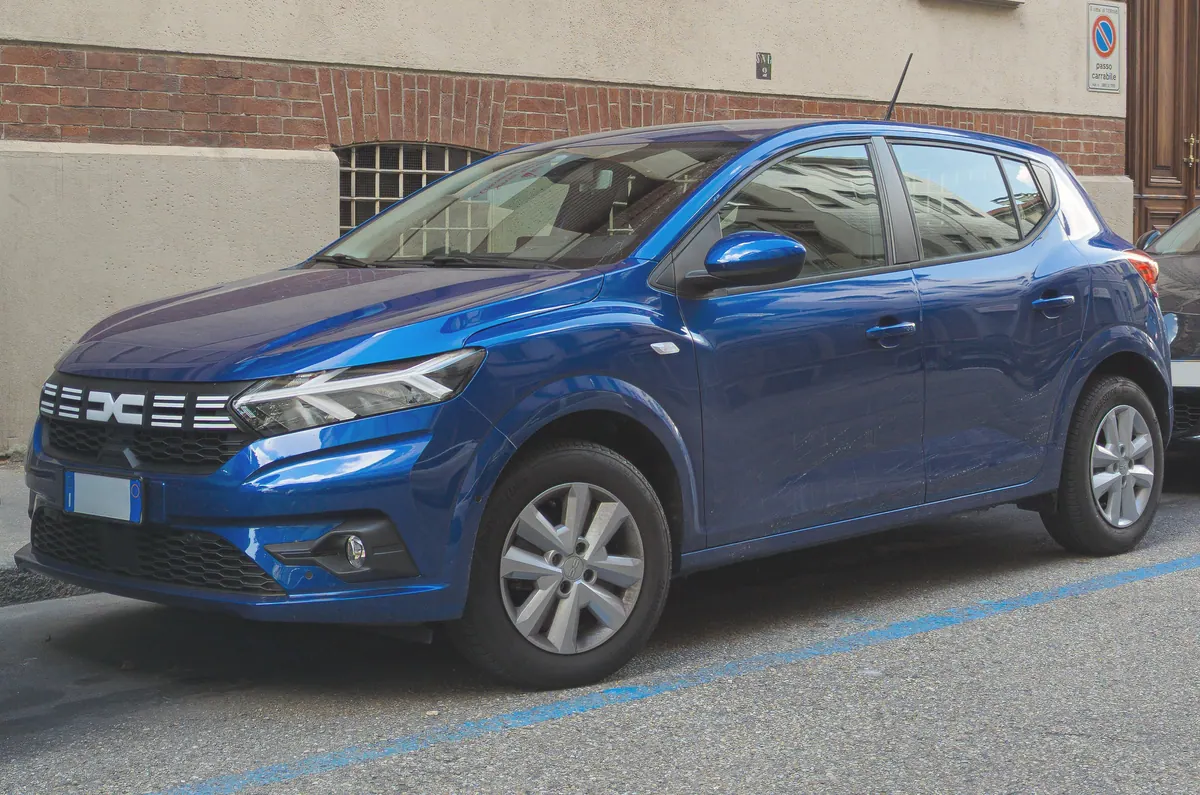 Dacia Sandero bleue, vue avant (photo d’illustration)