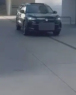 Le Tiguan noir de l’agence, image extraite de sa vidéo publiée sur Google
